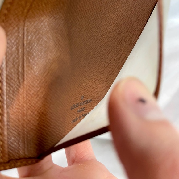 Louis Vuitton | genuine slim brown leather travel bifold passport/ID cardholder - Picture 5 of 6